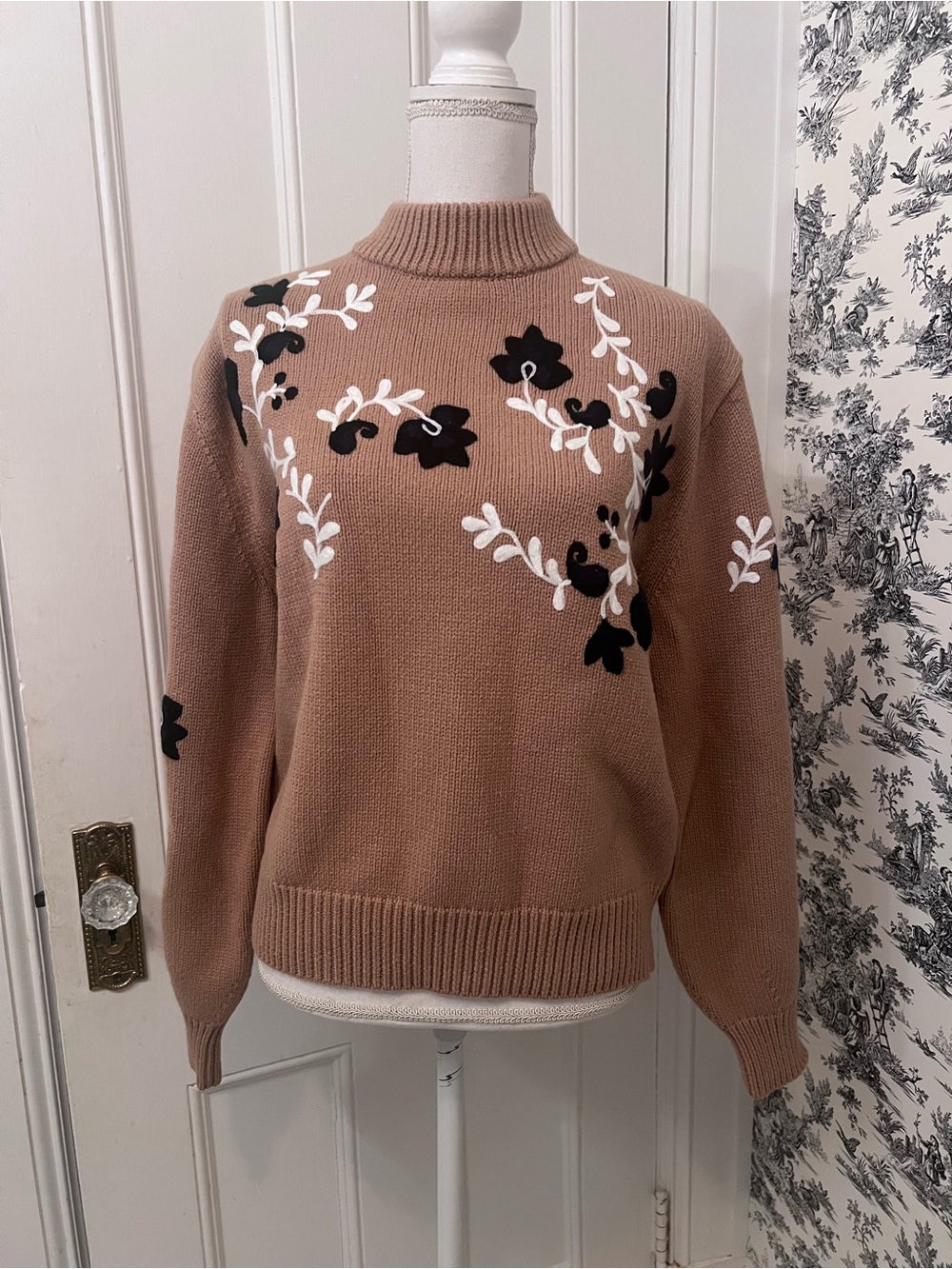 And TAYLOR women’s tan sweater floral embroidered size large